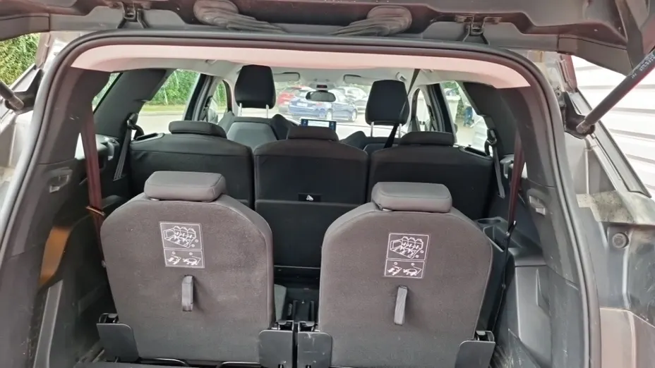 PEUGEOT 5008 -