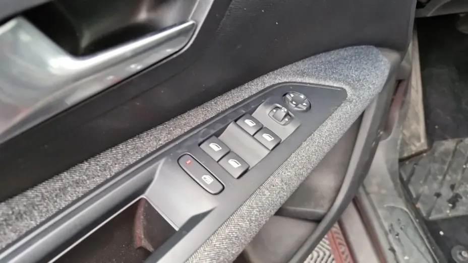 PEUGEOT 5008 -