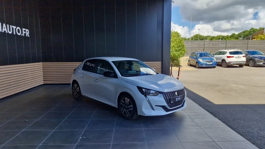 PEUGEOT 208 -