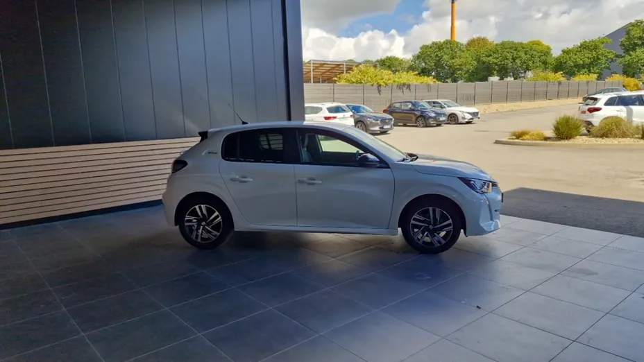 PEUGEOT 208 -