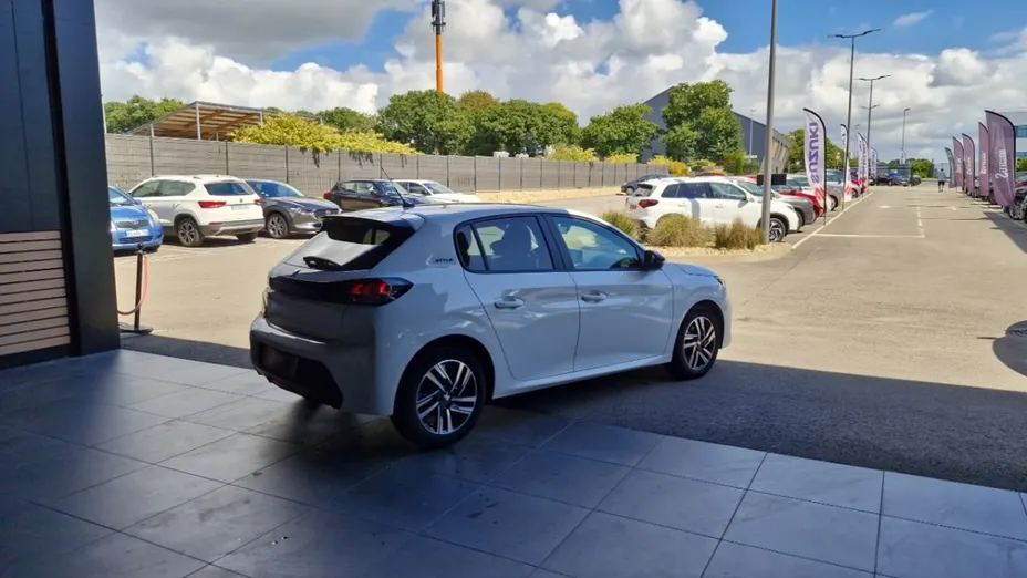 PEUGEOT 208 -