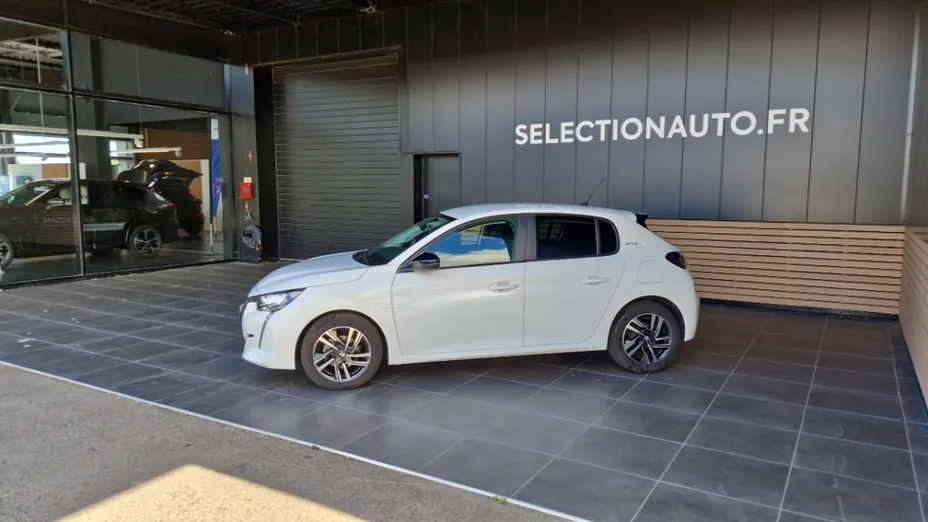 PEUGEOT 208 -