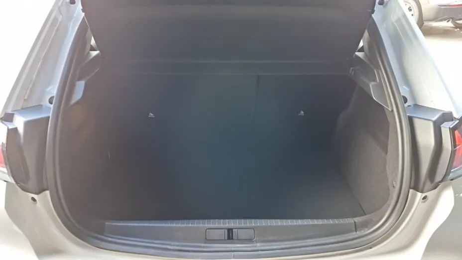 PEUGEOT 208 -