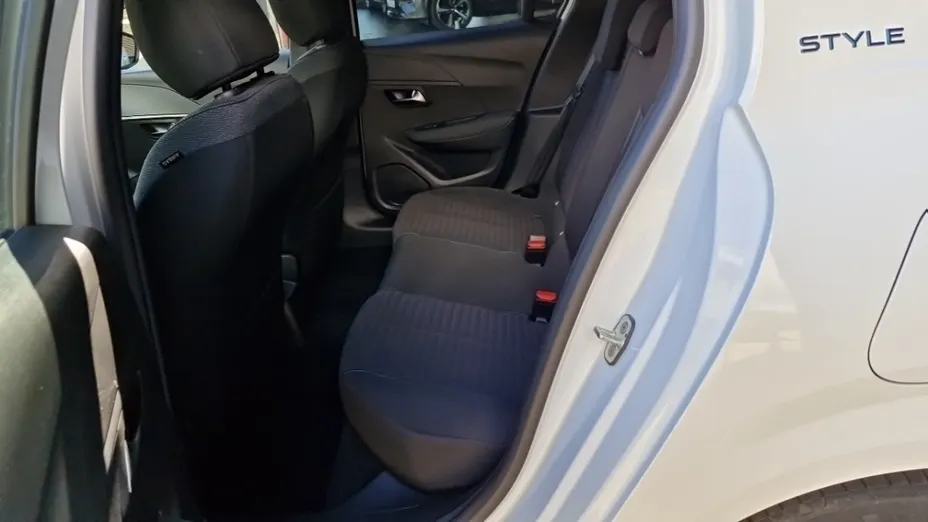 PEUGEOT 208 -