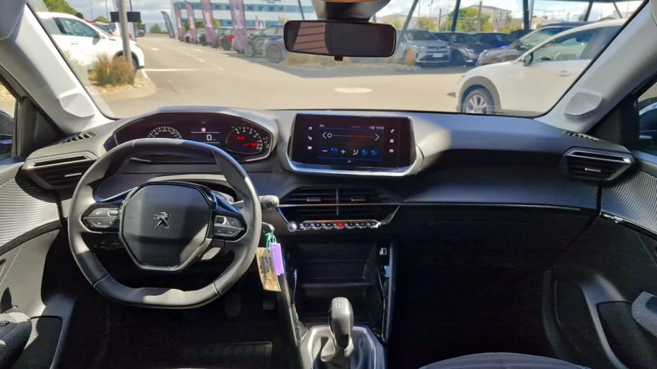 PEUGEOT 208 -