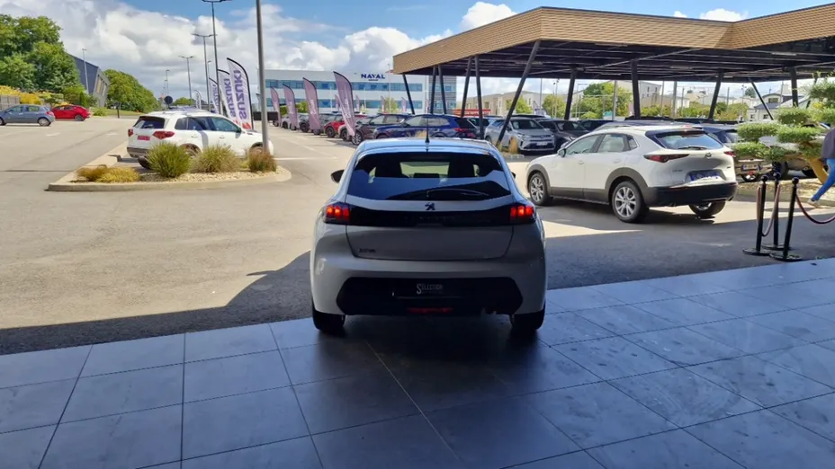 PEUGEOT 208 -