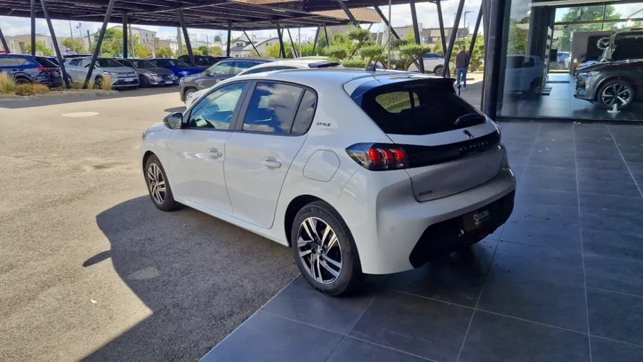 PEUGEOT 208 -