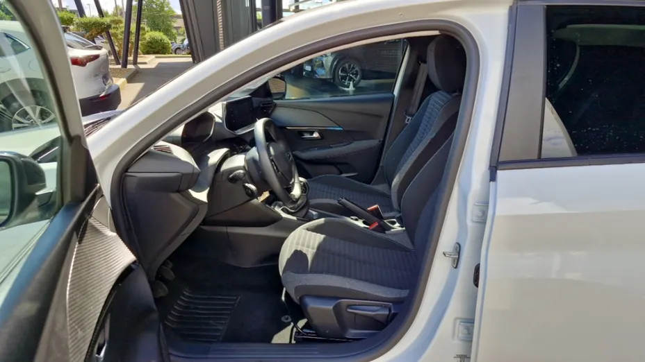 PEUGEOT 208 -