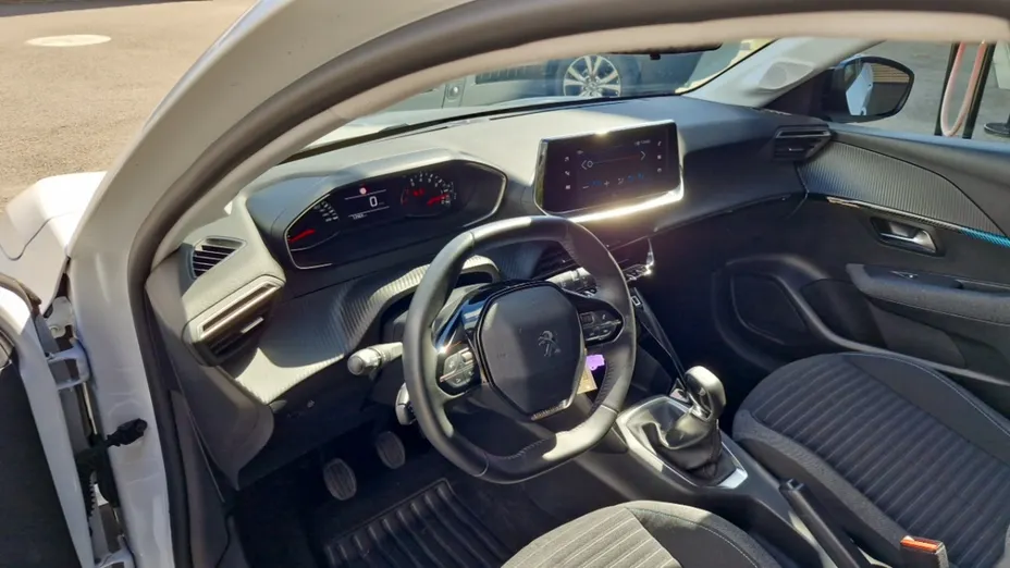 PEUGEOT 208 -