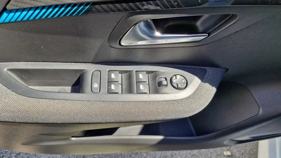 PEUGEOT 208 -