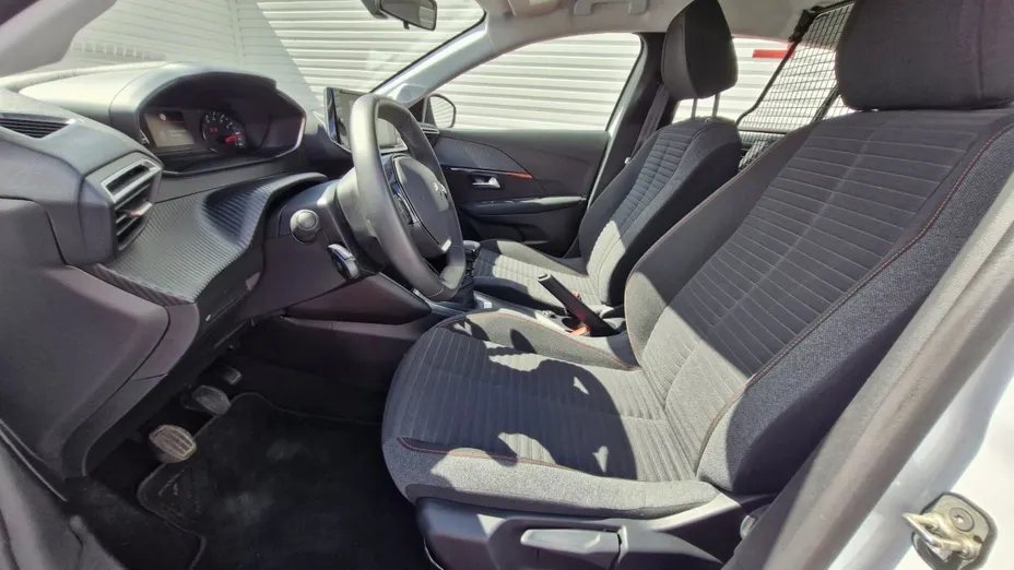 PEUGEOT 208 -