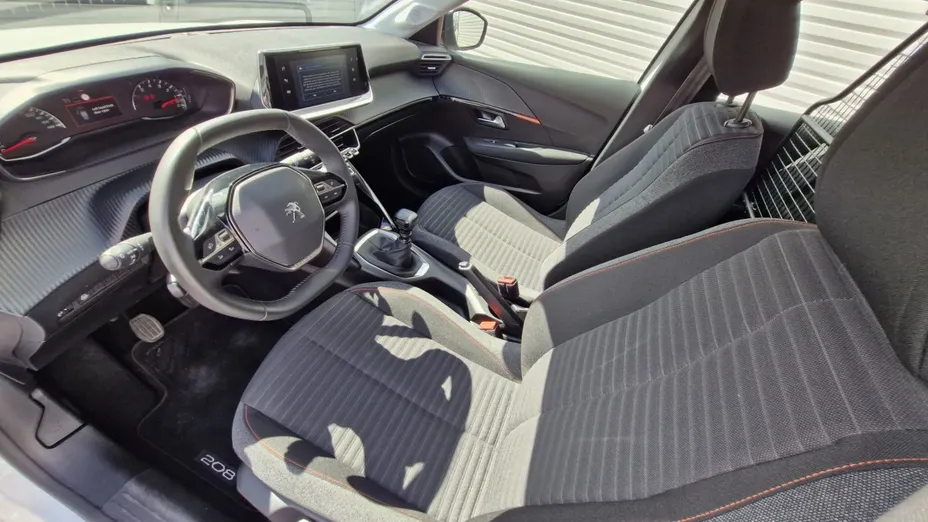 PEUGEOT 208 -
