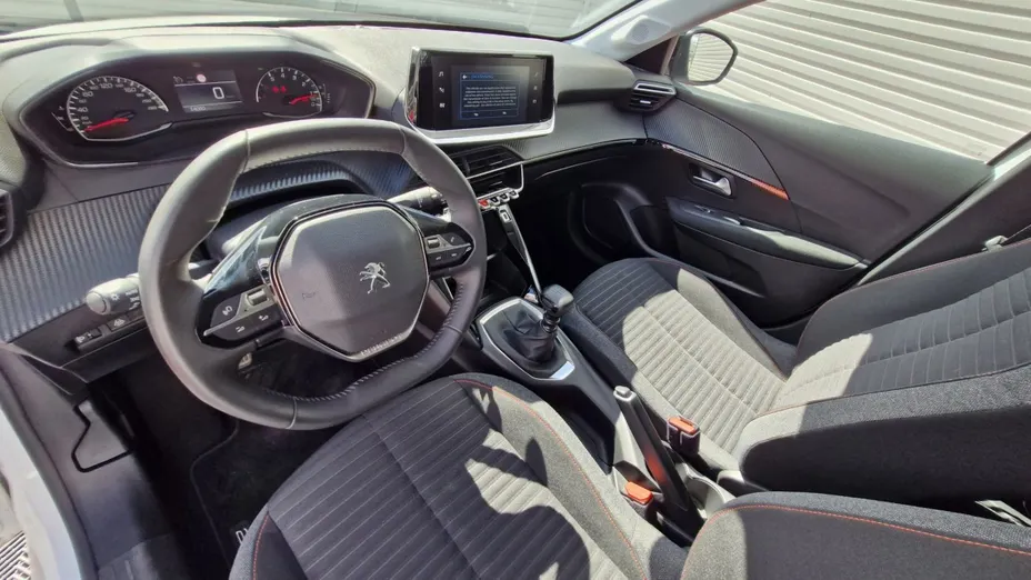 PEUGEOT 208 -