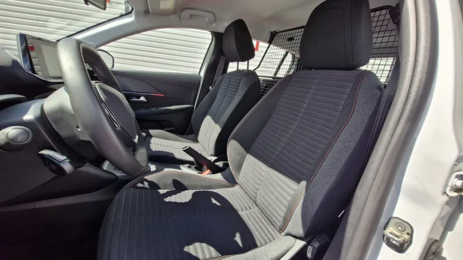 PEUGEOT 208 -
