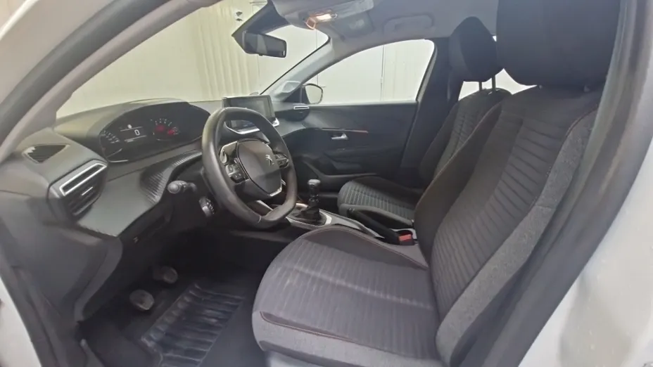 PEUGEOT 208 -
