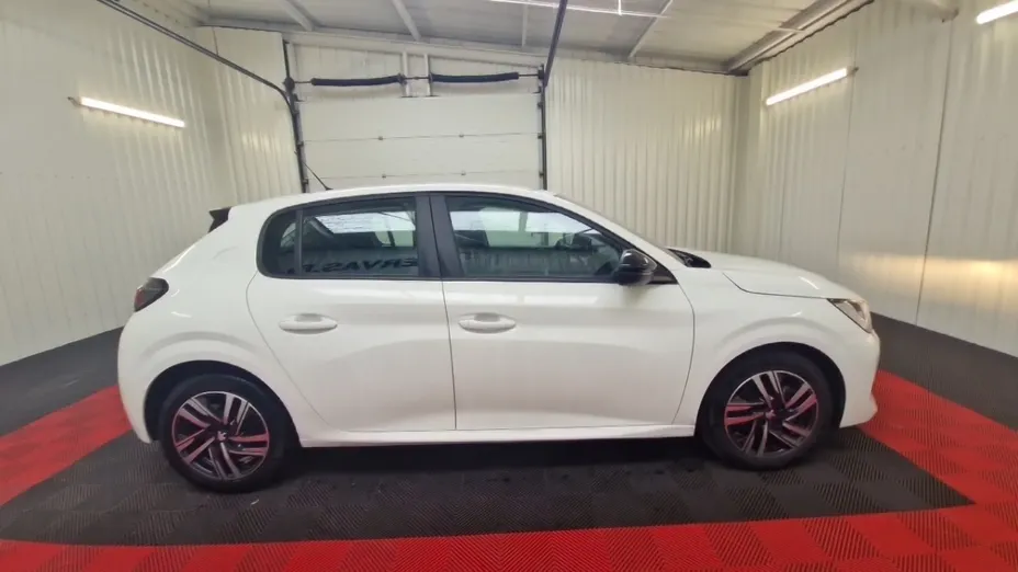 PEUGEOT 208 -