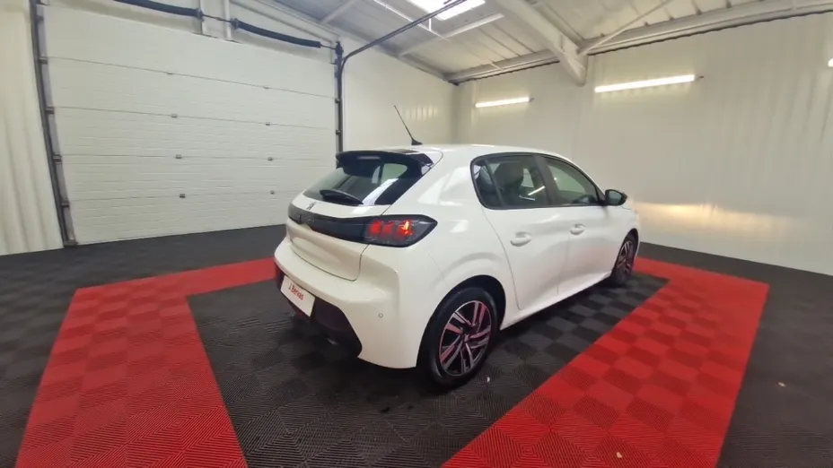 PEUGEOT 208 -