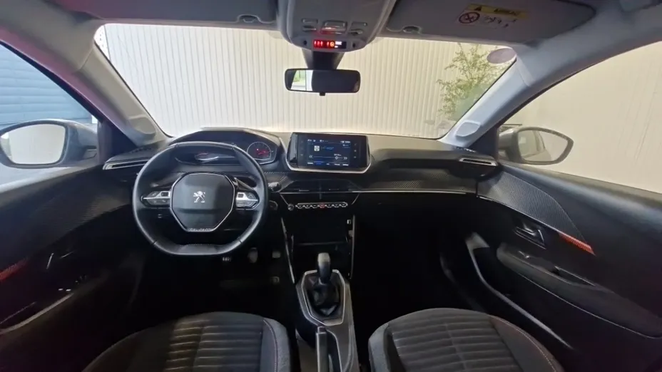 PEUGEOT 208 -