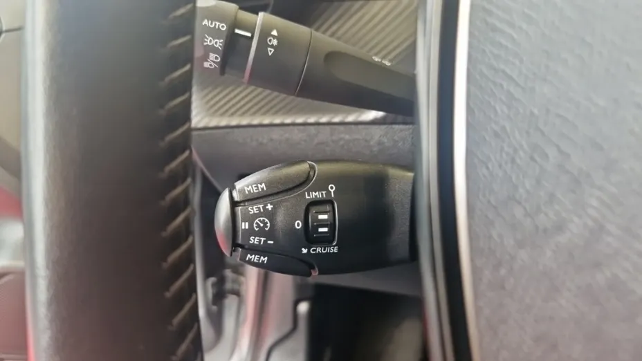PEUGEOT 208 -