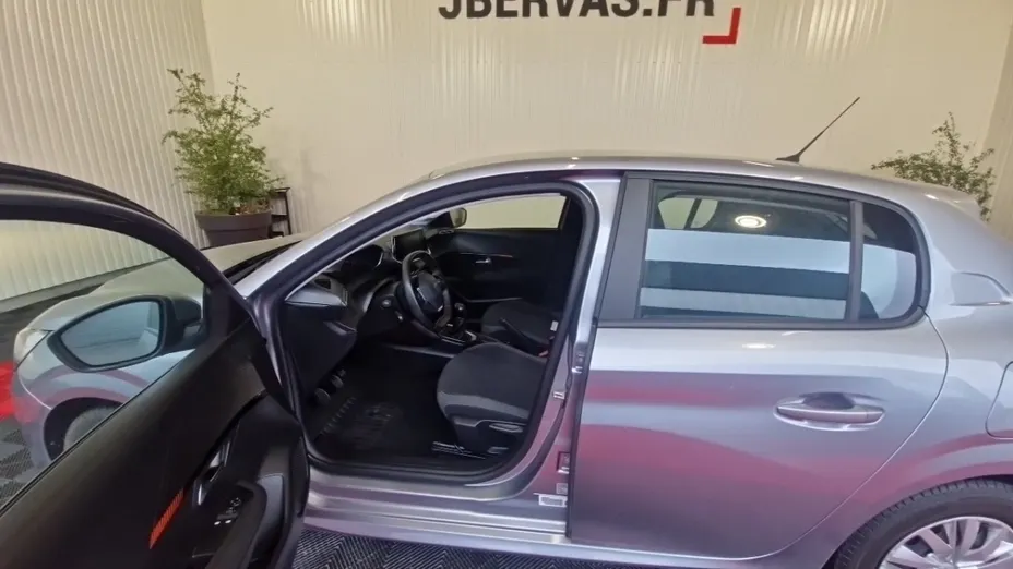 PEUGEOT 208 -