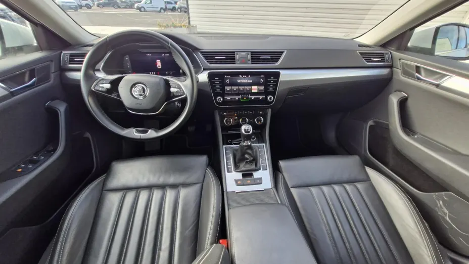 SKODA Superb -