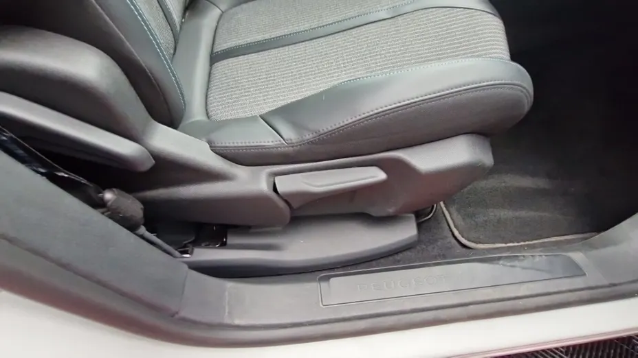 PEUGEOT 3008 -