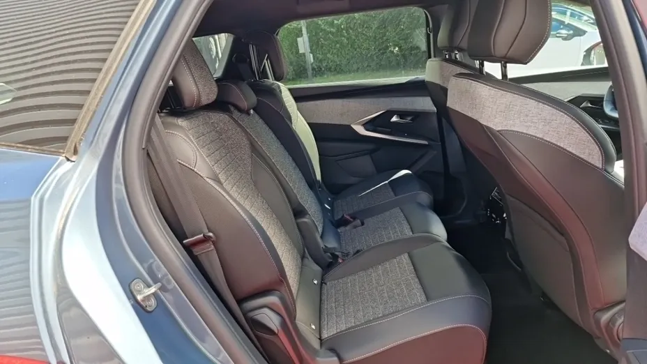 PEUGEOT 5008 -