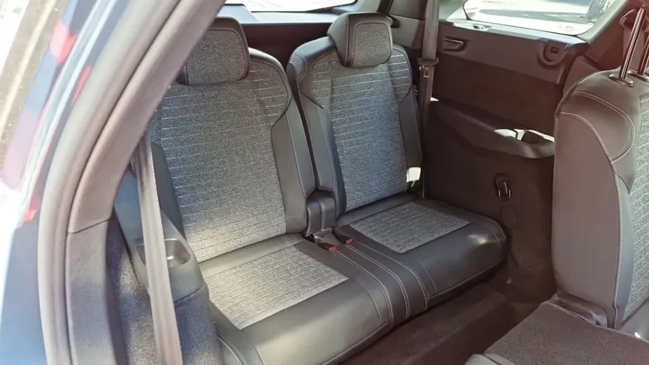 PEUGEOT 5008 -