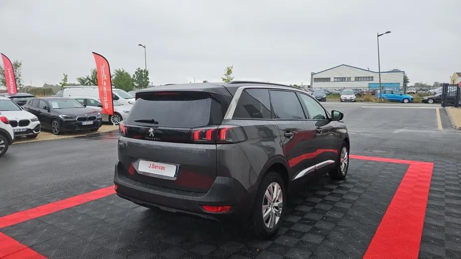 PEUGEOT 5008 -