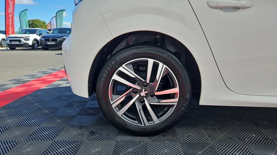 PEUGEOT 208 -