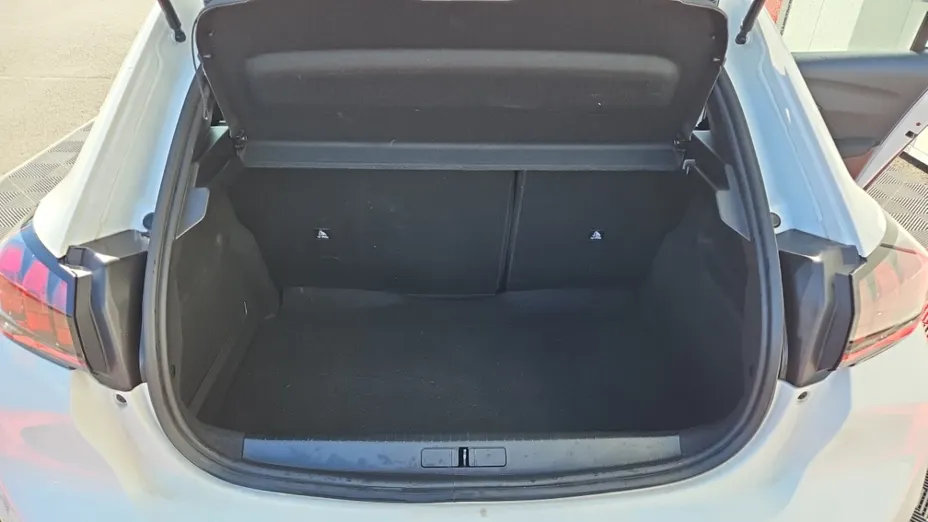 PEUGEOT 208 -