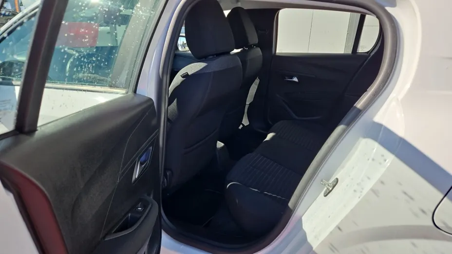 PEUGEOT 208 -