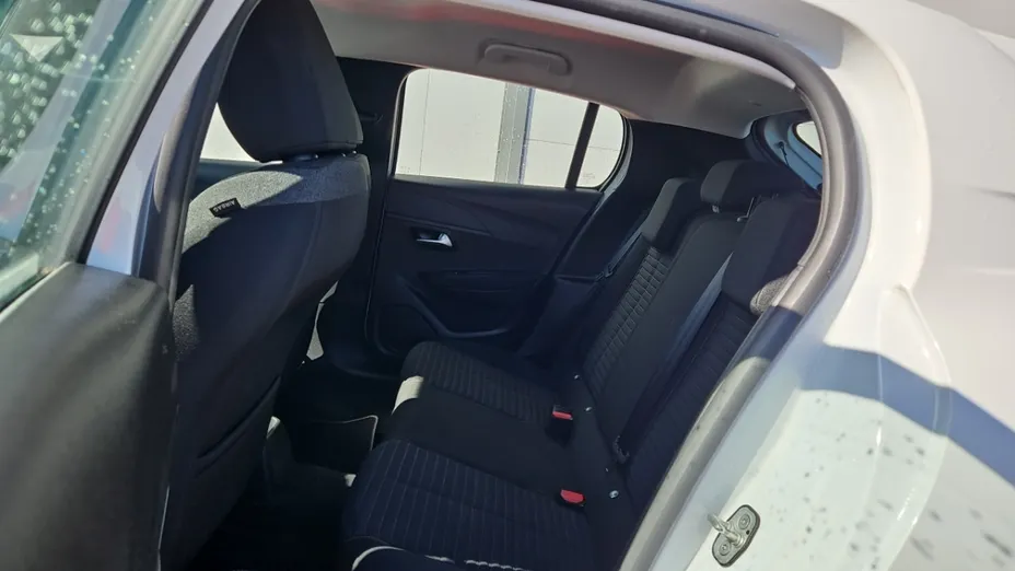 PEUGEOT 208 -