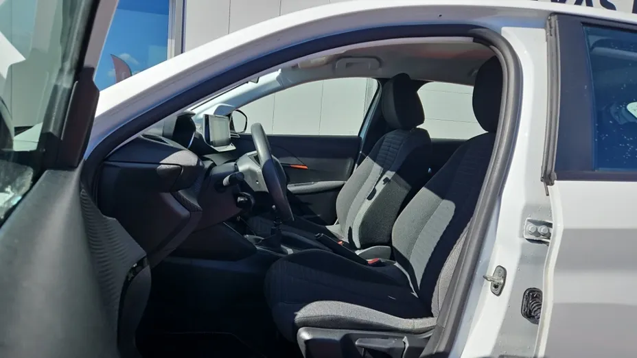 PEUGEOT 208 -