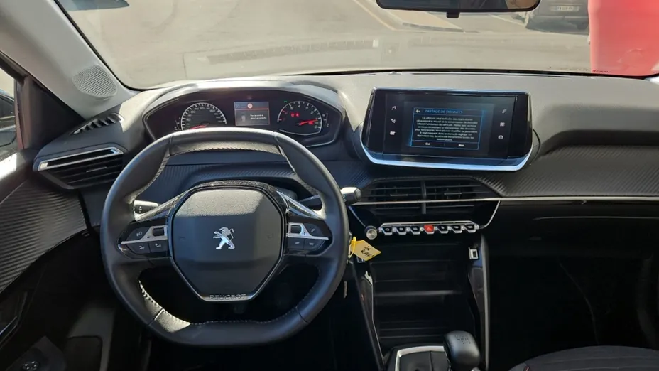 PEUGEOT 208 -