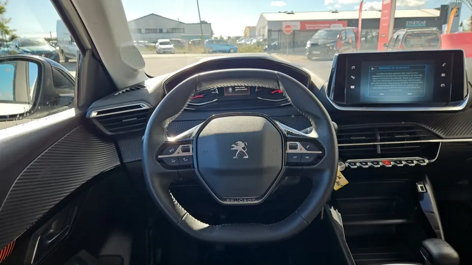 PEUGEOT 208 -