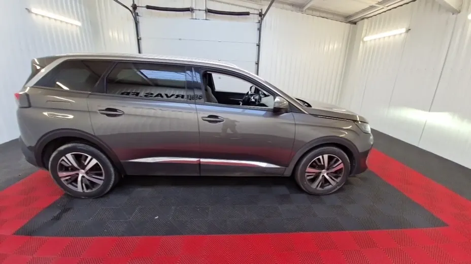 PEUGEOT 5008 -