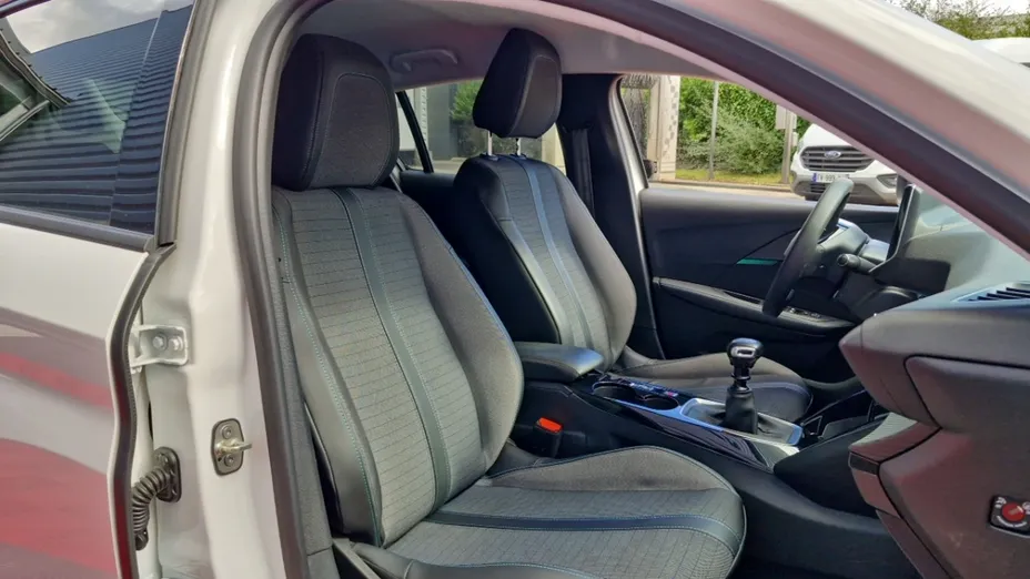 PEUGEOT 208 -