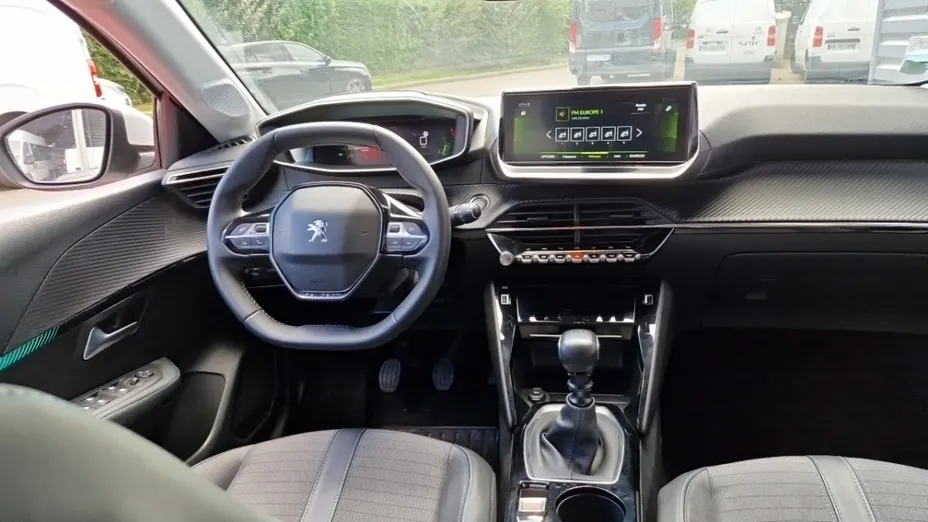 PEUGEOT 208 -
