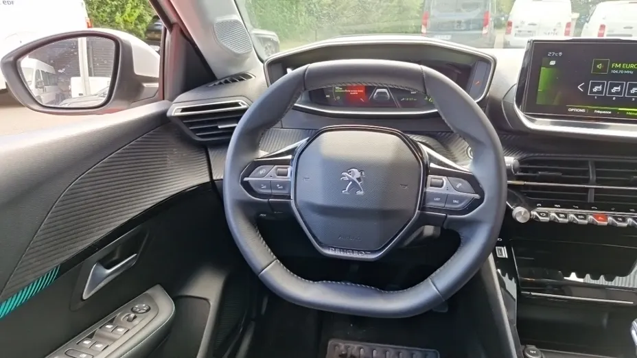 PEUGEOT 208 -