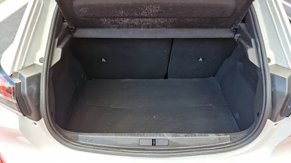 PEUGEOT 208 -