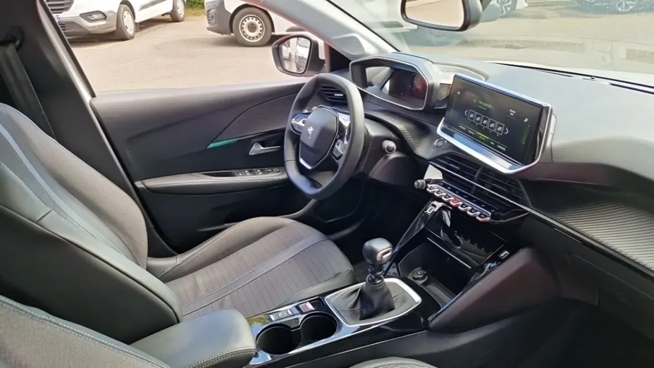 PEUGEOT 208 -