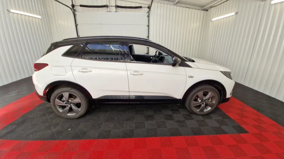 OPEL Grandland -