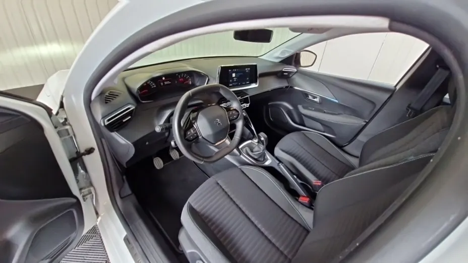 PEUGEOT 208 -