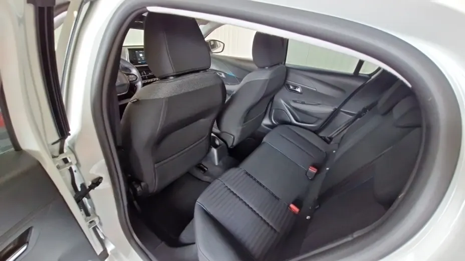 PEUGEOT 208 -