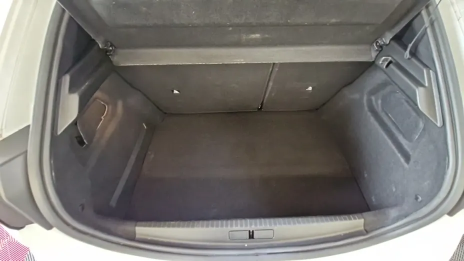 PEUGEOT 208 -