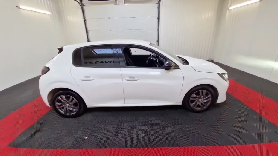 PEUGEOT 208 -