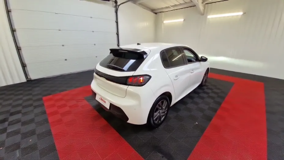 PEUGEOT 208 -