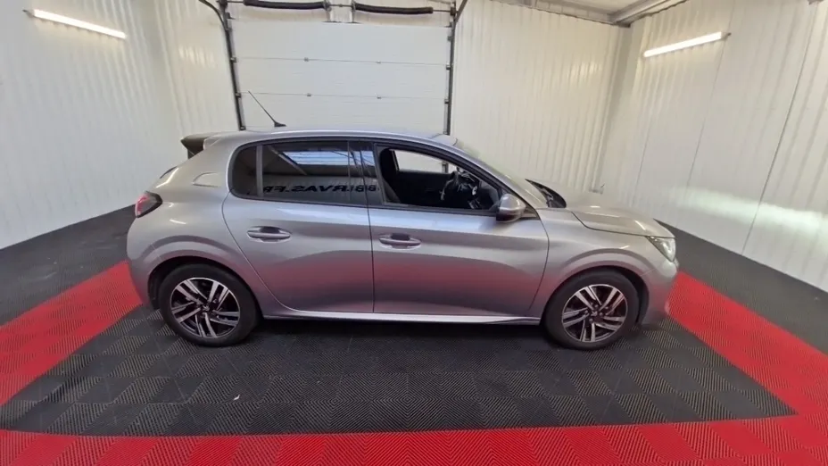 PEUGEOT 208 -