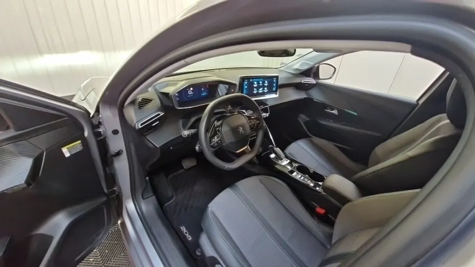PEUGEOT 208 -
